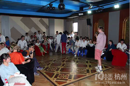 【媒体报道】你的更多三年比这高中彩?女生看书我爱图片