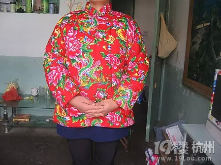 張馨予，你看看別人穿的東北花棉襖，你的只能叫襖……