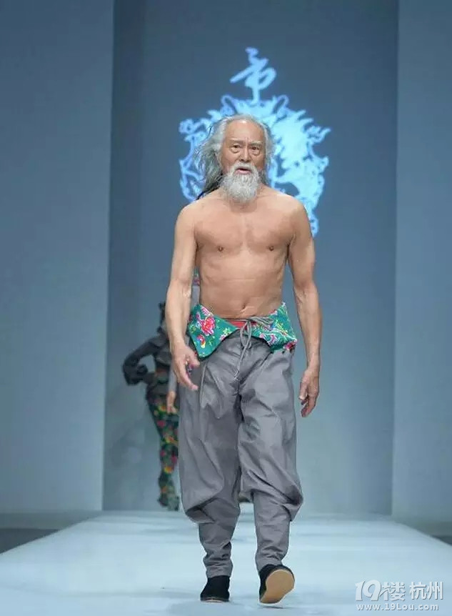 張馨予，你看看別人穿的東北花棉襖，你的只能叫襖……