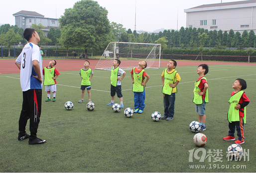 先迈足球夏令营,绝不只教孩子踢球,还要把假期