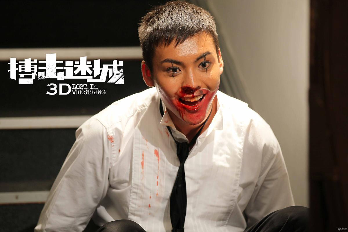 《搏击迷城》领跑暑期档 陈伟霆分裂搏击众女