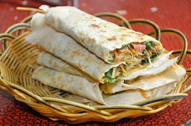 早饭一份旁边小区买的菜煎饼外加一杯小米粥