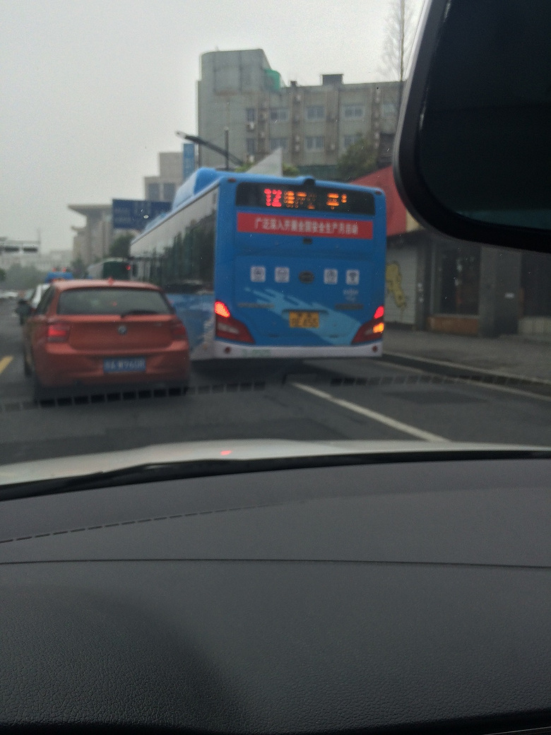 杭州12路公交某女司机,你狂按喇叭逆行超车考