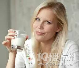 喝牛奶的女人与喝豆浆的女人,真的差别好大! -
