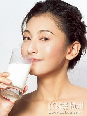 喝牛奶可以变白吗?细嫩肌肤靠喝出来?-护肤-美