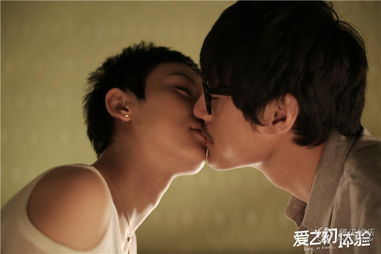 《爱之初体验》曝全新MV 经典金曲唤起初恋情