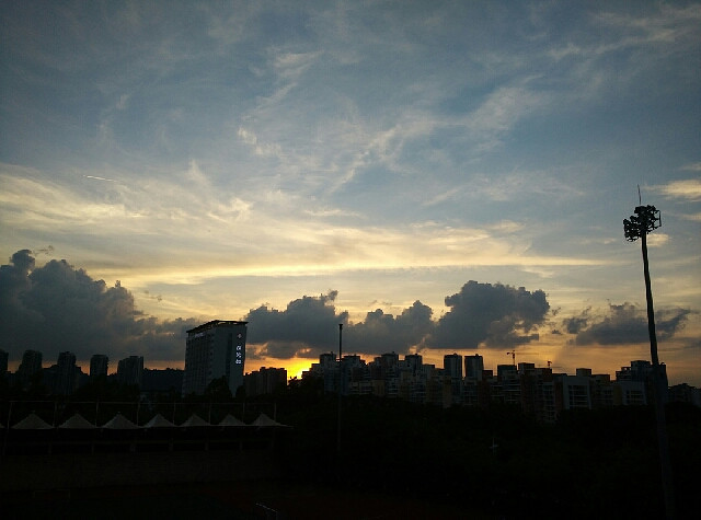 终朝吐祥雾,薄晚孕奇烟。-手机随手拍-杭州19楼