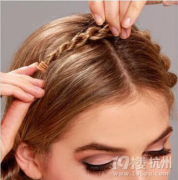 用頭發(fā)編制皇冠，做最搶眼的女王