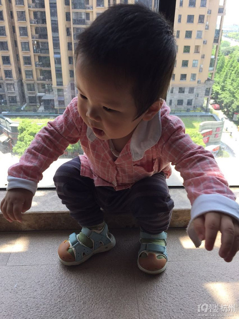 宝宝学步穿什么鞋子最合适-幼儿期(1-3岁)-孩爸