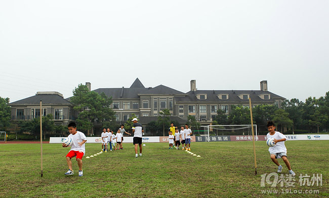 中信银行足球小将绿茵场上显身手-财经动态-理