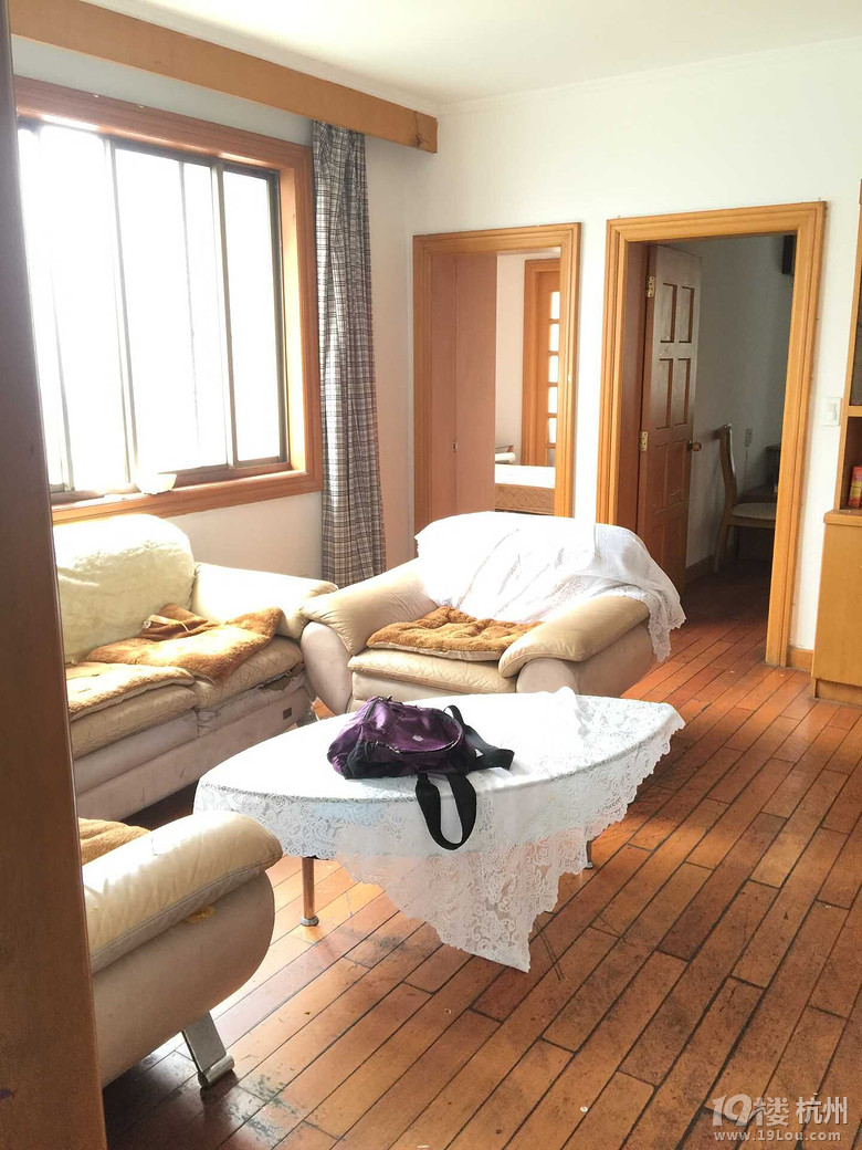 房东不退押金,我准备明天带榔头敲掉她的玻璃