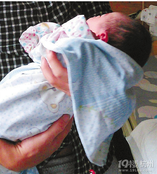 離醫(yī)院200米孕婦癱倒在地 環(huán)衛(wèi)工熱心相助,環(huán)衛(wèi)車(chē)上孕婦生子