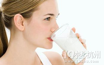 牛奶怎么喝最好,搭配点心效果更好-食用八卦-美