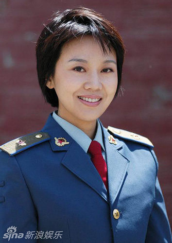 孙俪晒军装照 盘点明星军装造型(图)-桃色盘点