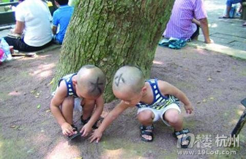 搞笑爸媽居然這樣區(qū)分雙胞胎！太歡樂了~
