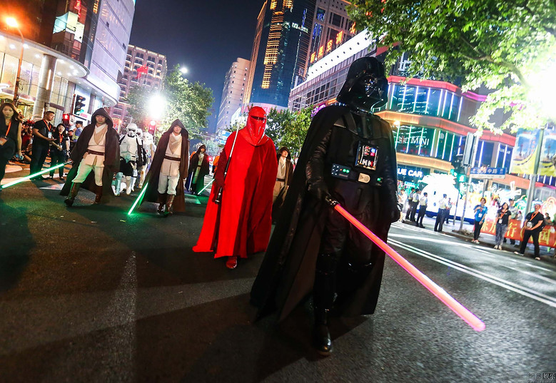 《星战7》角色亮相上海街头 挥舞激光剑引发尖