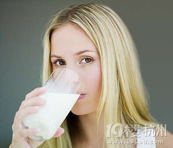 女人喝牛奶的好处 好处不止一点点-想要宝宝-杭