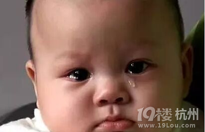 2个月宝宝一直流泪长眼屎,妈妈大意差点害了孩
