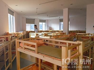 幼儿园大寝室摆放上百张床位 家长担心发生火