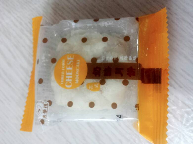推薦給不愛(ài)吃月餅的親們，來(lái)伊份的奶酪月餅