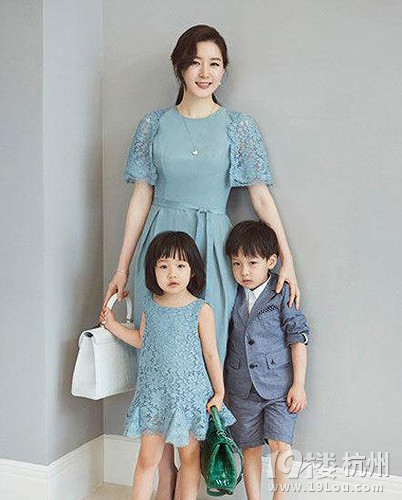 44岁李英爱携双胞胎拍写真 女儿漂亮似妈妈-家
