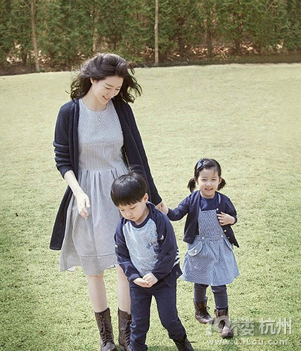 44岁李英爱携双胞胎拍写真 女儿漂亮似妈妈-家