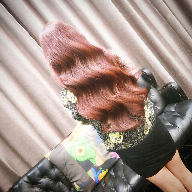 暖棕色接发复古水波浪造型。背影杀手啊