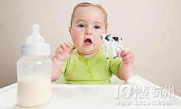 宝宝多大可以喝牛奶说说宝宝喝牛奶的一些事儿