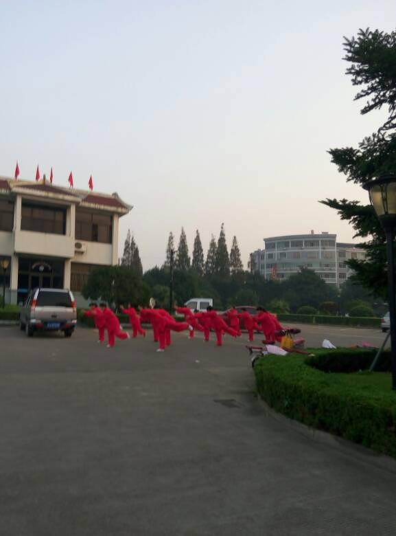 早睡早起锻炼身体 跑步第二天到这里感受一-边