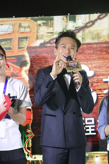 《恶棍天使》圣诞来袭 邓超孙俪搞怪合体-影片