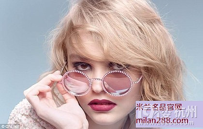莉莉萝丝在CHANEL珍珠墨镜广告中,佩戴圆形