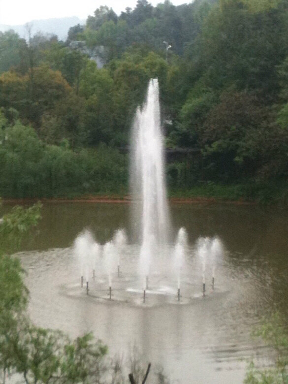 【手机相册】湖里的小喷泉