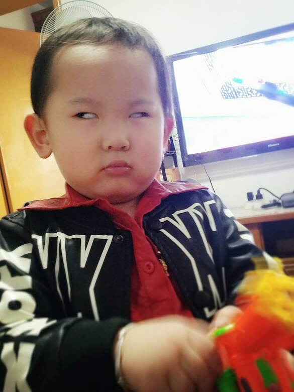 小小宝你是有啥不满意…白眼翻成这样-妈咪宝