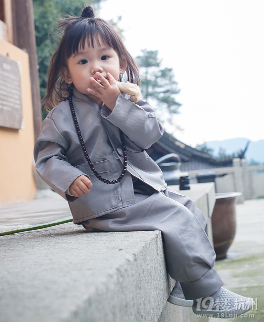 萌系妹子扮演超萌小尼姑鸡腿不要不要的