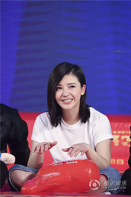 杨子姗亮相《万万》首映 cos表情跳蹦床-影片
