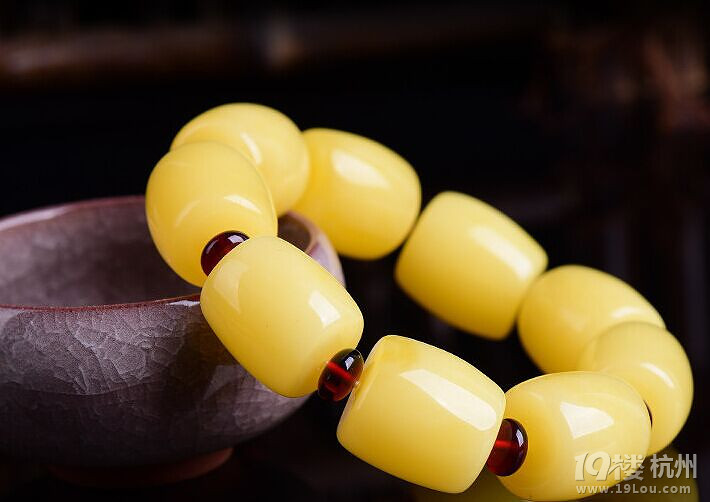 戴蜜蜡手串对人体有什么好处蜜蜡的功效和作用