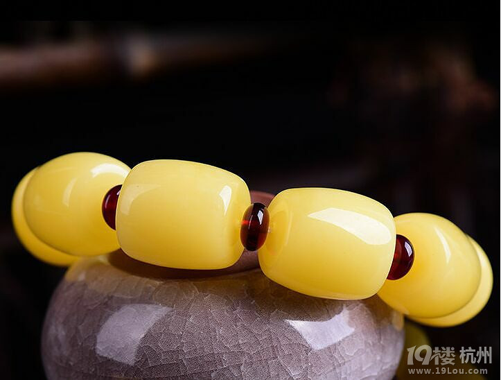 戴蜜蜡手串对人体有什么好处蜜蜡的功效和作用
