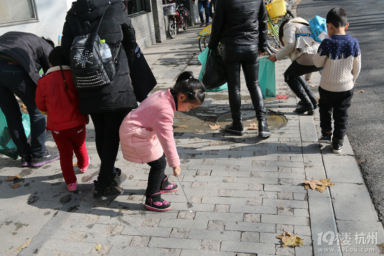 用a女生的女生v女生图片-公益活动-微爱心-杭州1小便小手小学环境处图片