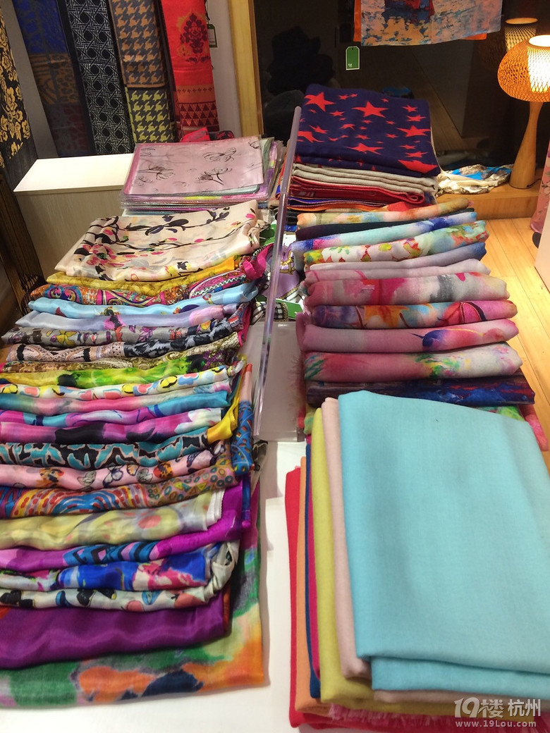 月薪5000招聘优秀丝巾围巾导购