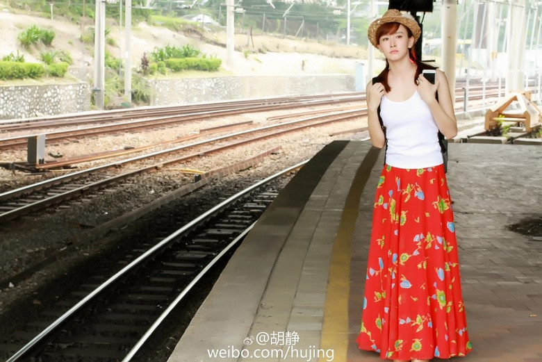 组图:胡静小碎花裙仙气十足 白色背心显好身材