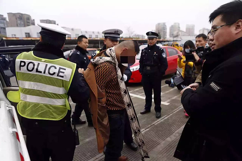 太嚣张!嘉兴无牌轿车刮了宝马,又顶着协警行驶