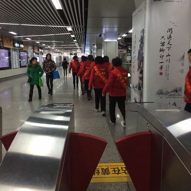 早上7:30龙翔桥地铁站,志愿者阿姨上岗-手机随