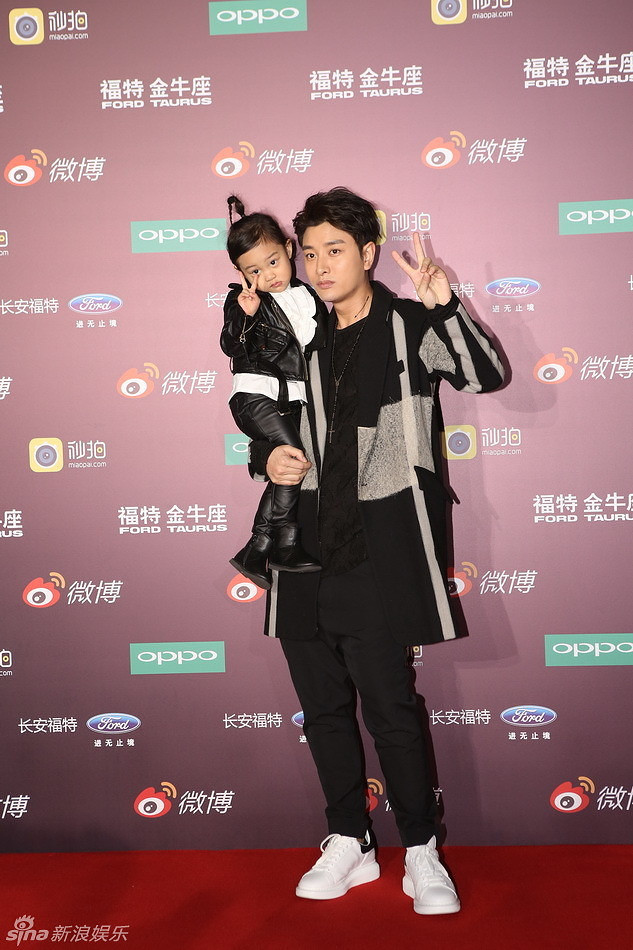 2015新浪微博之夜红毯 贾乃亮鬼马甜馨小辫可