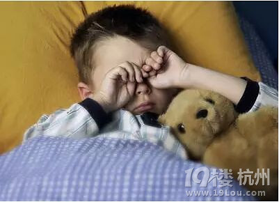 怎樣做到讓孩子五年如一日早睡早起 附不同階段最佳睡眠時(shí)間表