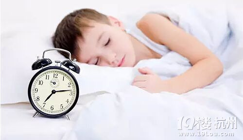 怎樣做到讓孩子五年如一日早睡早起 附不同階段最佳睡眠時(shí)間表