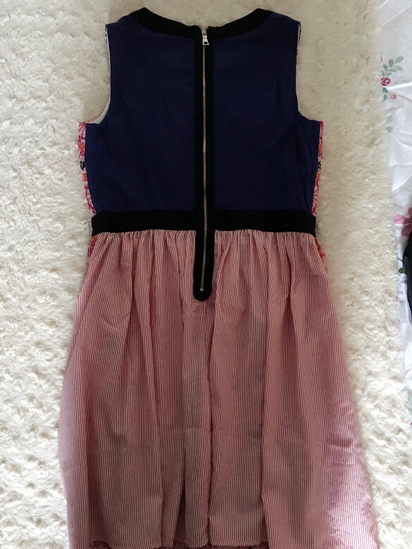 裙子是莫斯奇诺的款,买的死贵,全新,80