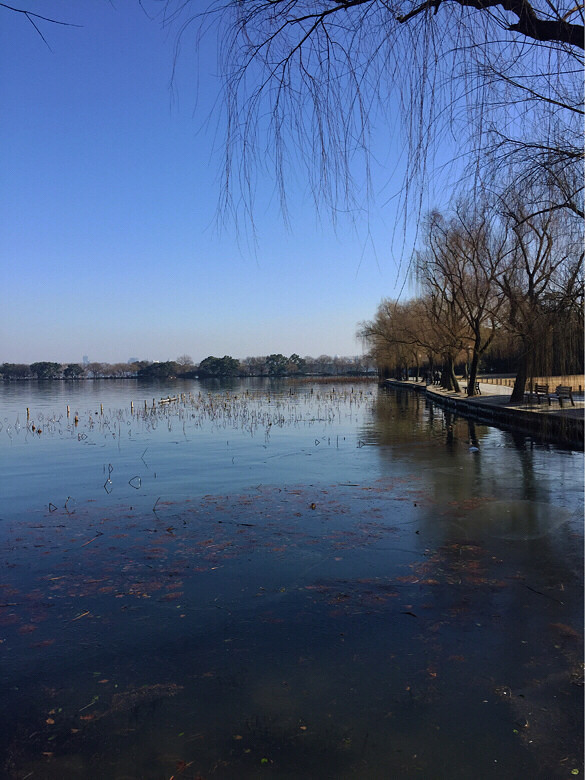 天空藍得像一顆寶石,透亮、明潔. 藍得像