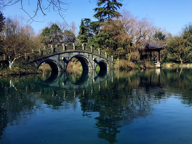 天空藍得像一顆寶石,透亮、明潔. 藍得像