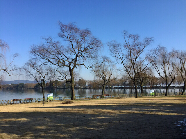 天空藍得像一顆寶石,透亮、明潔. 藍得像