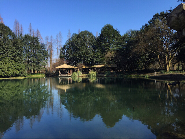 天空藍得像一顆寶石,透亮、明潔. 藍得像